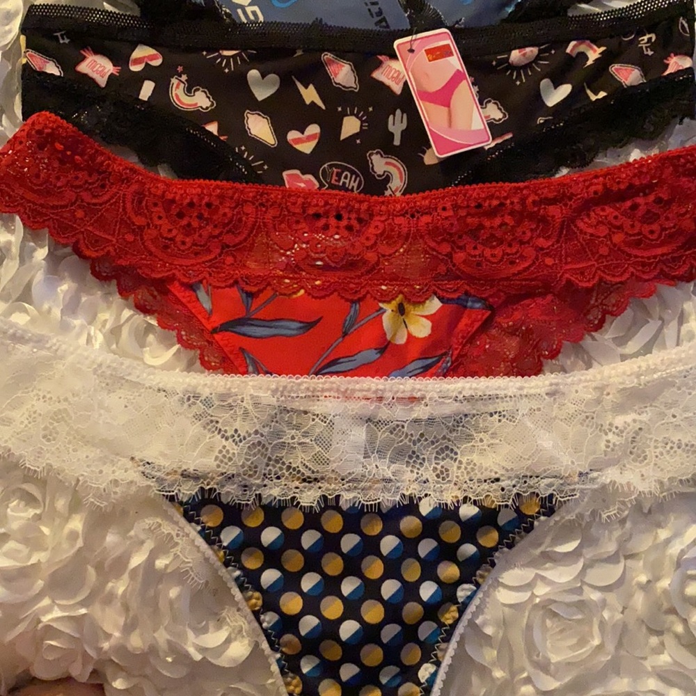 . 5 pairs of lace lined cheeky panties! Size medium! - Picture 3 of 4